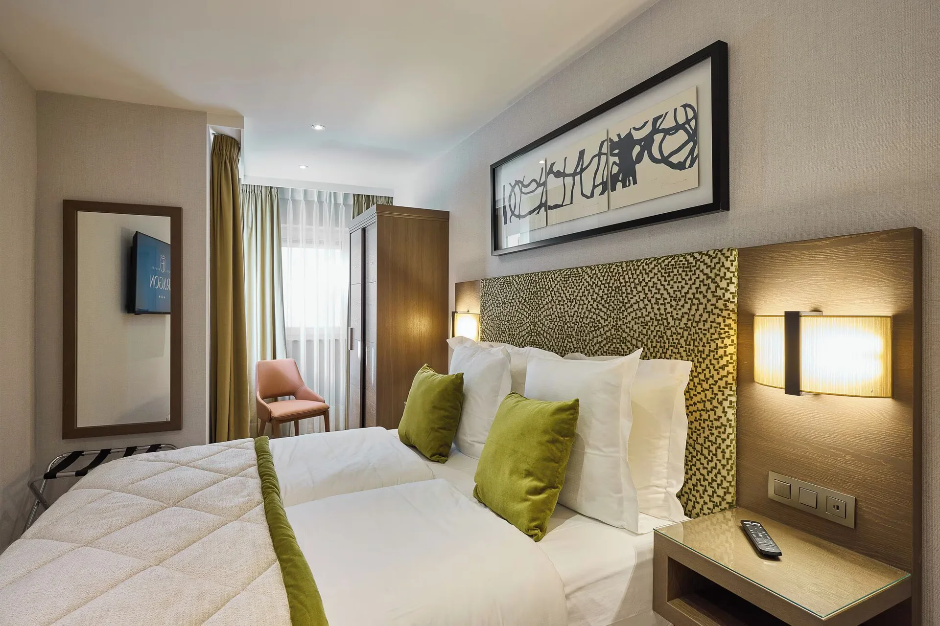 Hotel Aragon — room