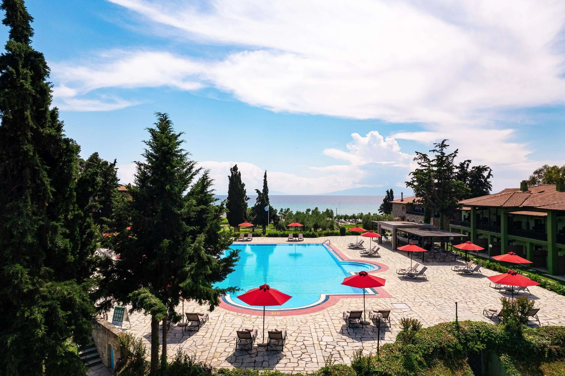 Simantro Resort — pool