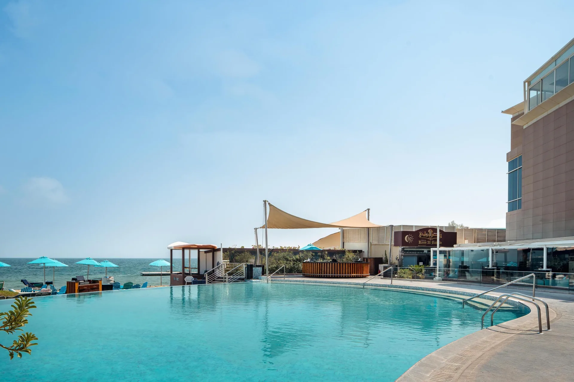 Hilton Doha — pool