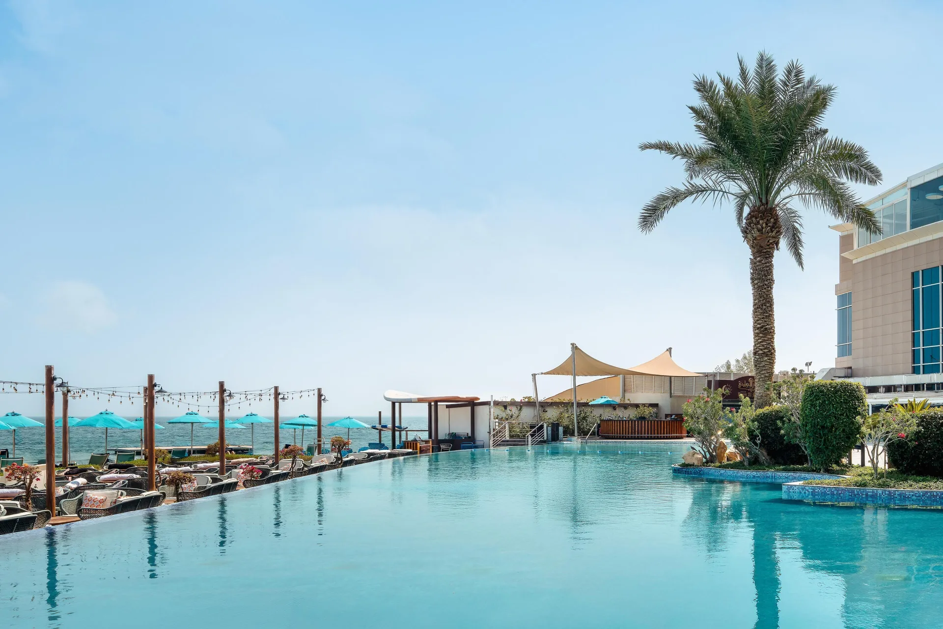 Hilton Doha — pool