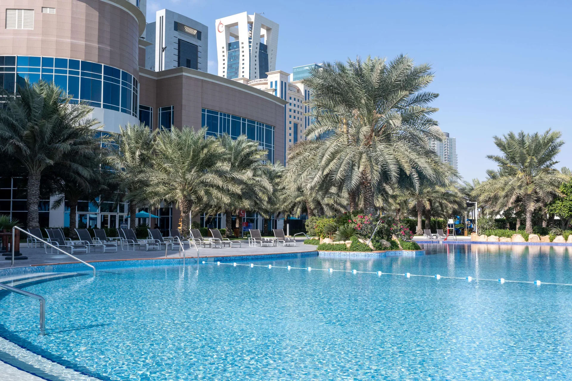 Hilton Doha — pool