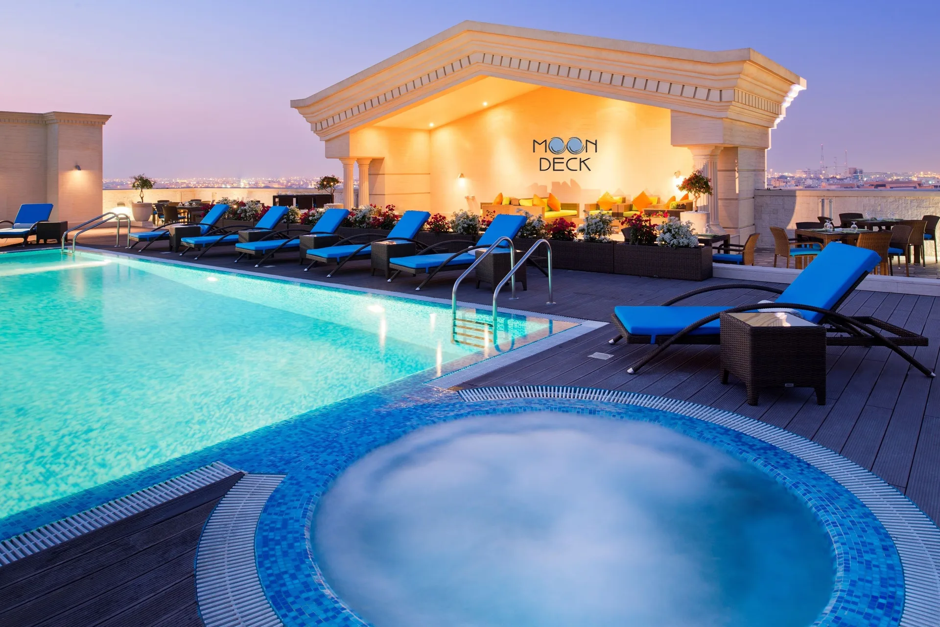 Warwick Doha — pool