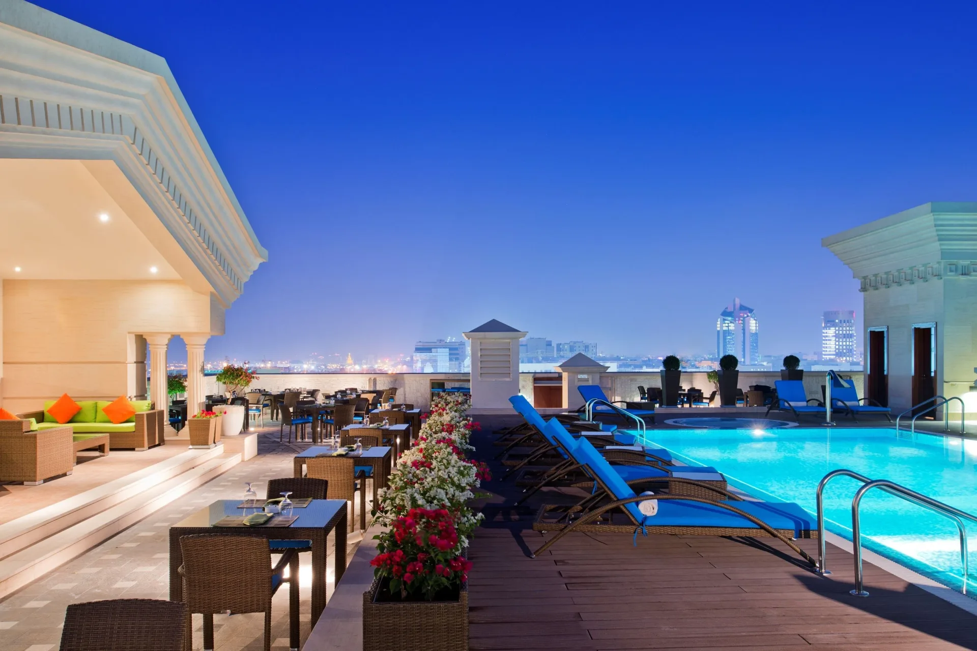 Warwick Doha — pool