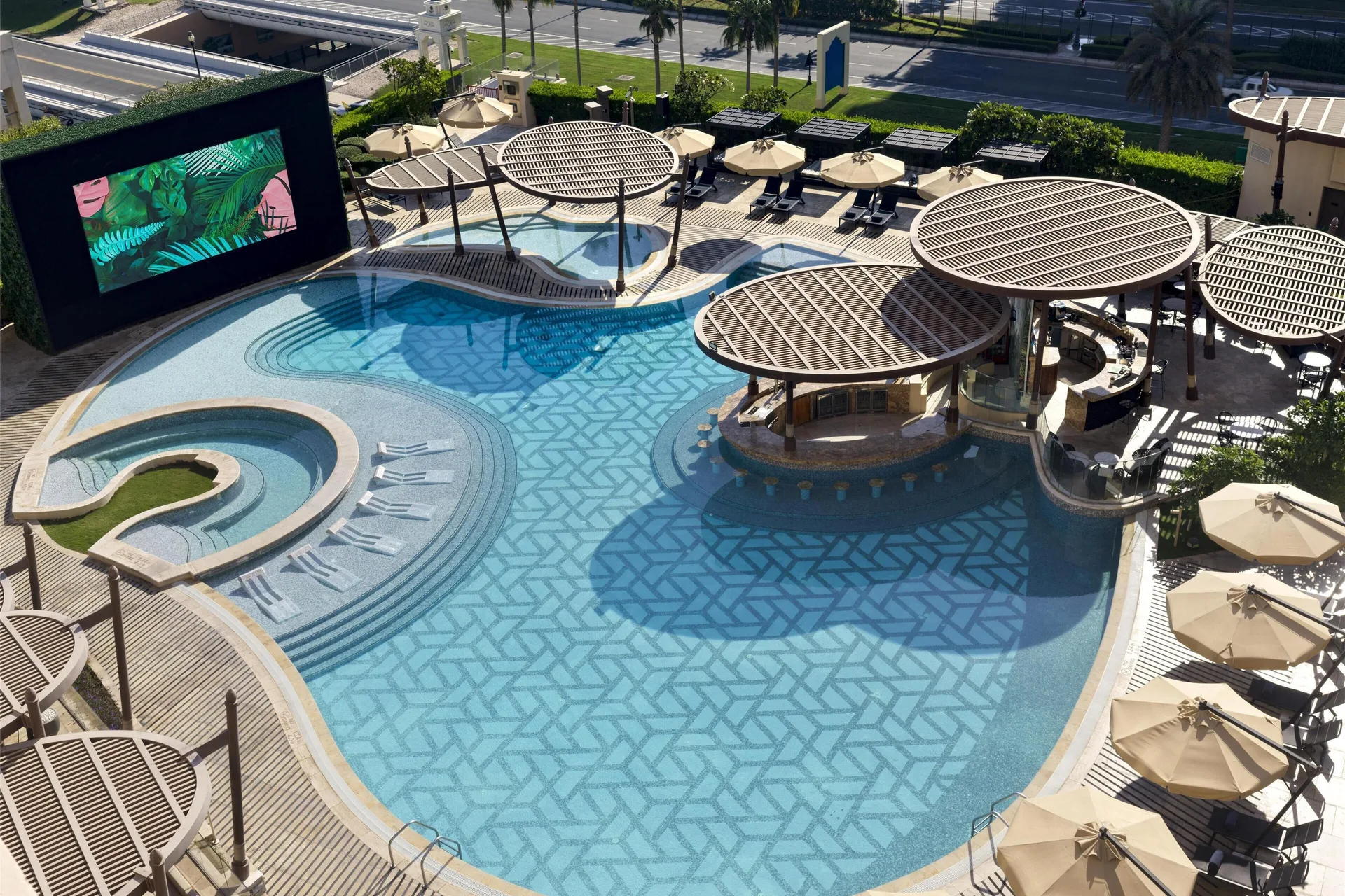 Hilton Doha The Pearl — pool