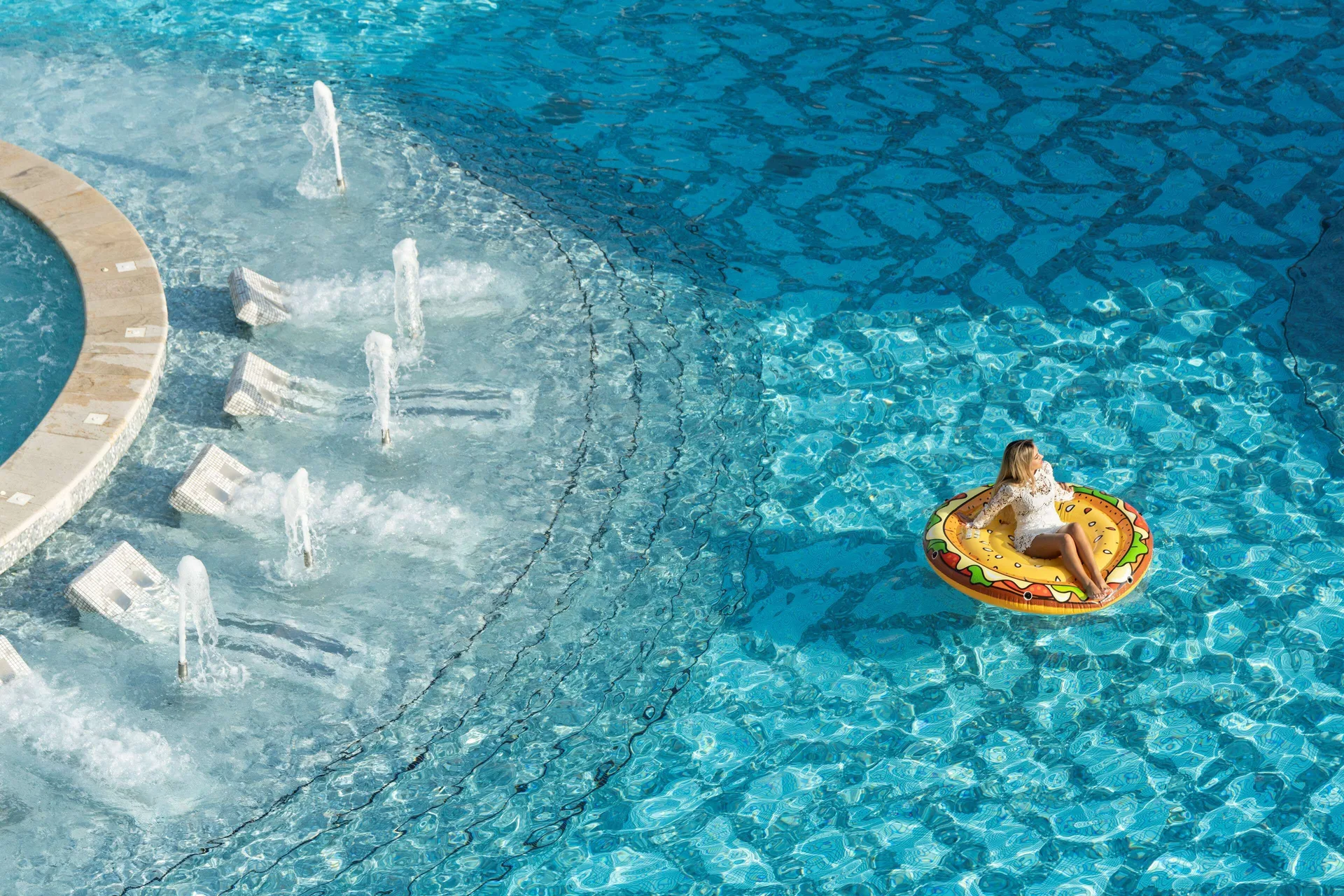 Hilton Doha The Pearl — pool