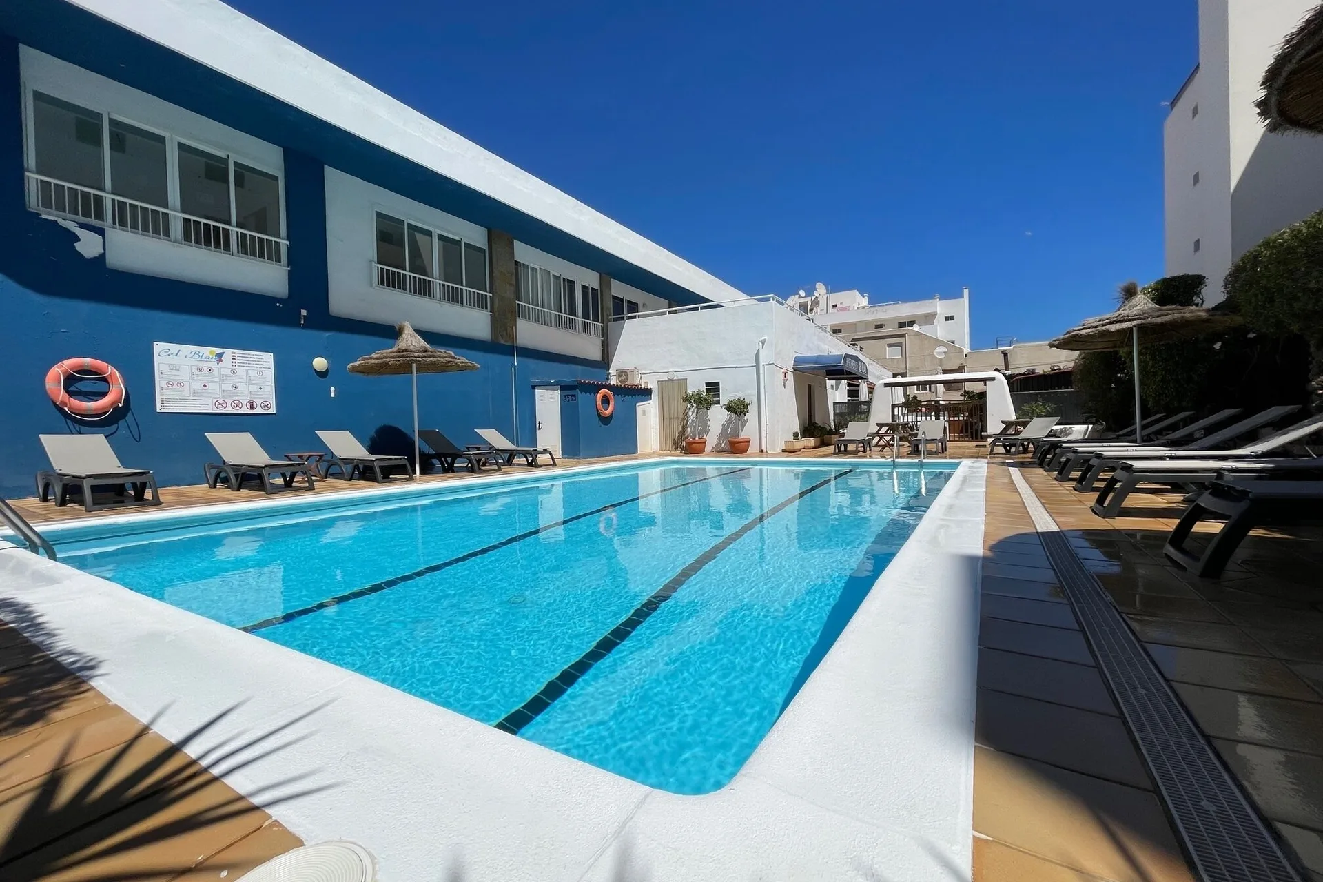 Apartamentos Cel Blau — pool