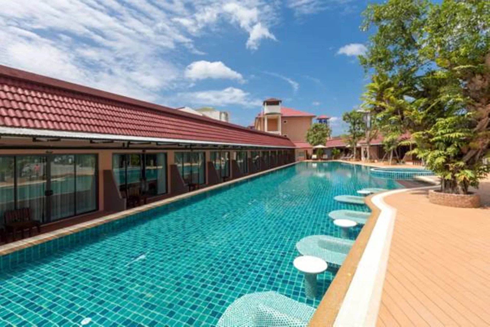 Naina Resort & Spa — pool