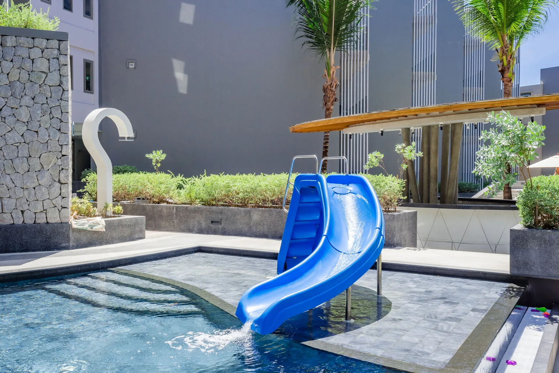 Oceanfront Beach Resort — pool