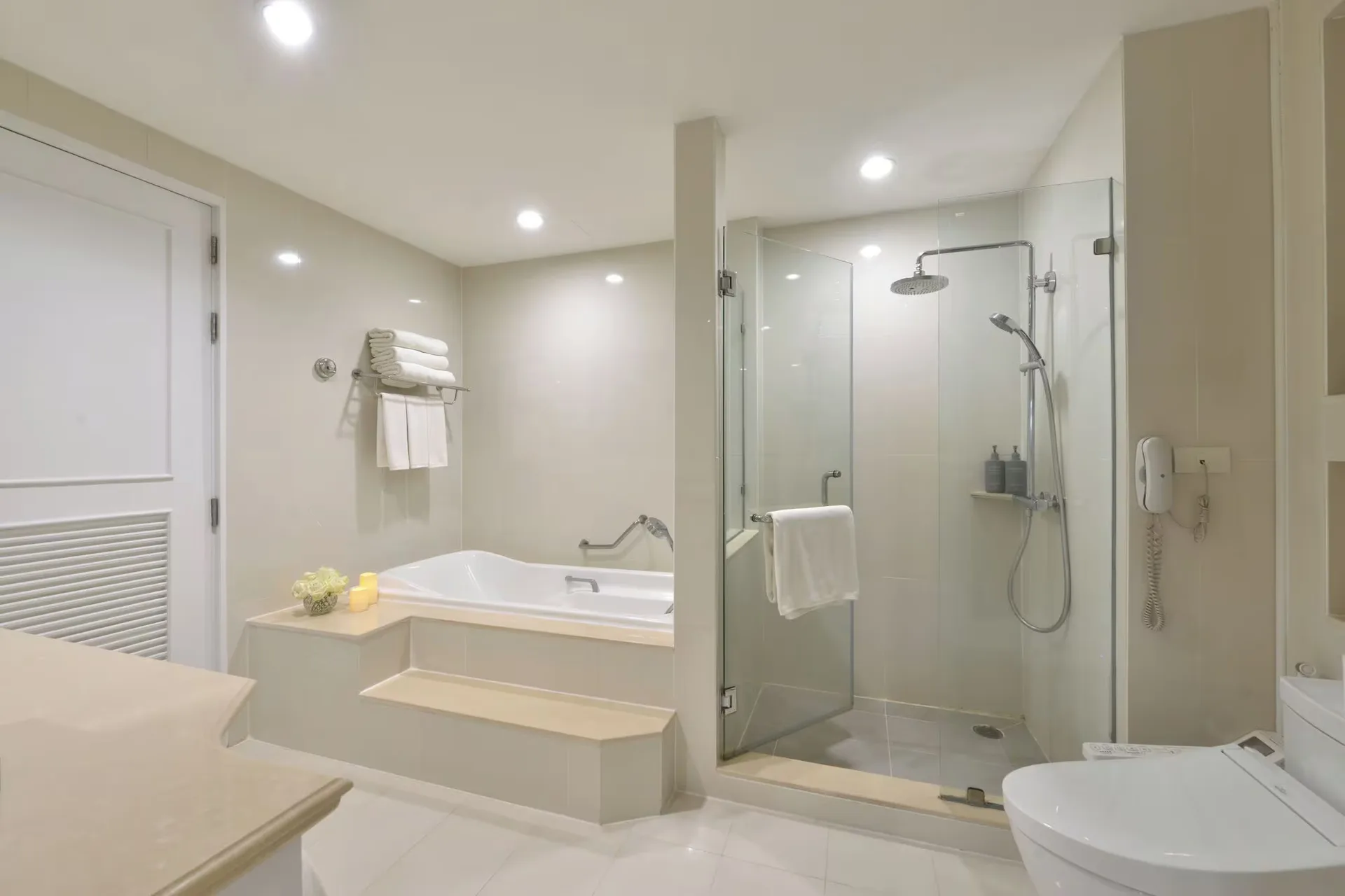 Centre Point Plus Hotel Silom — room