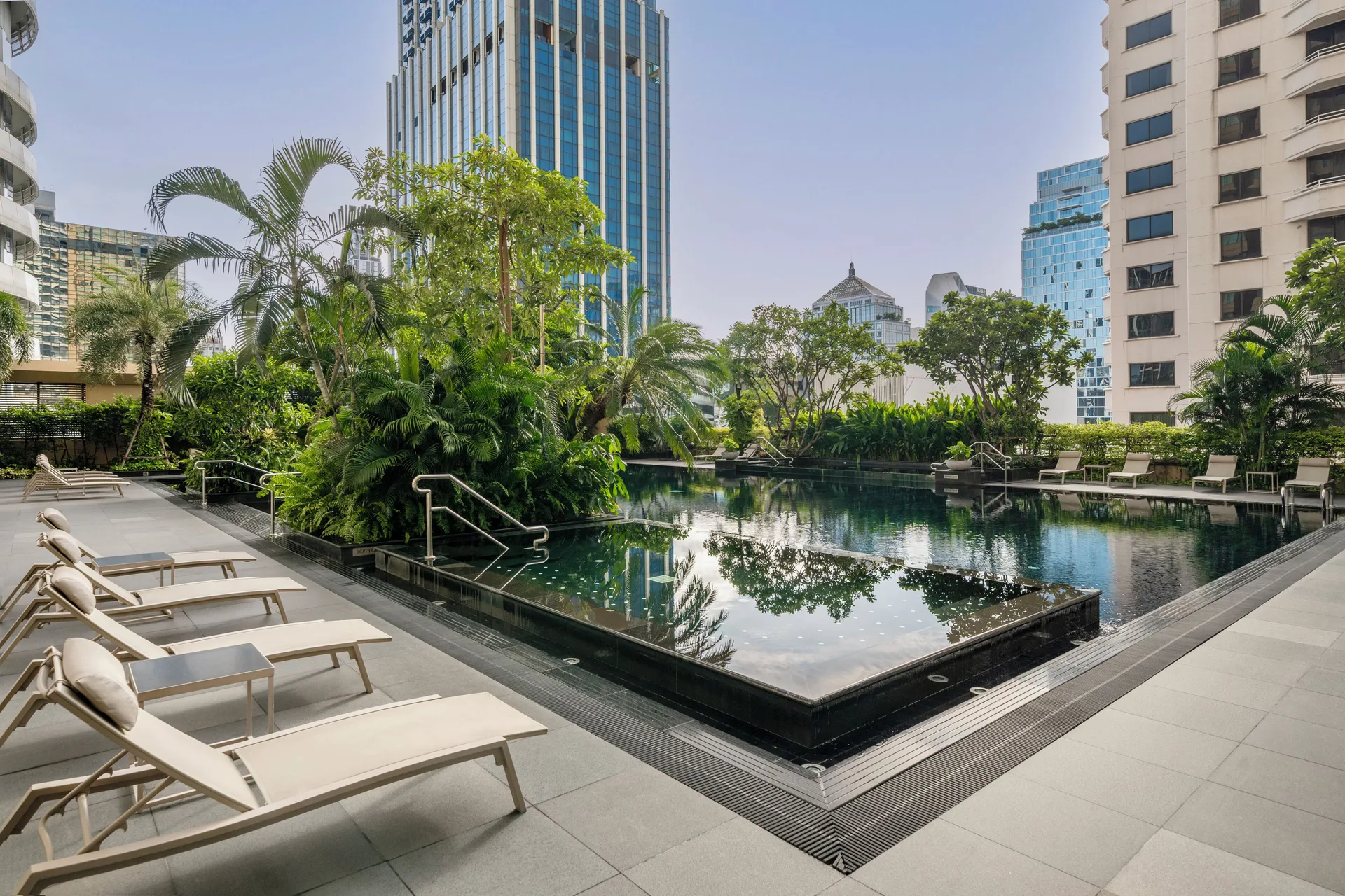 Grande Centre Point Ratchadamri — pool
