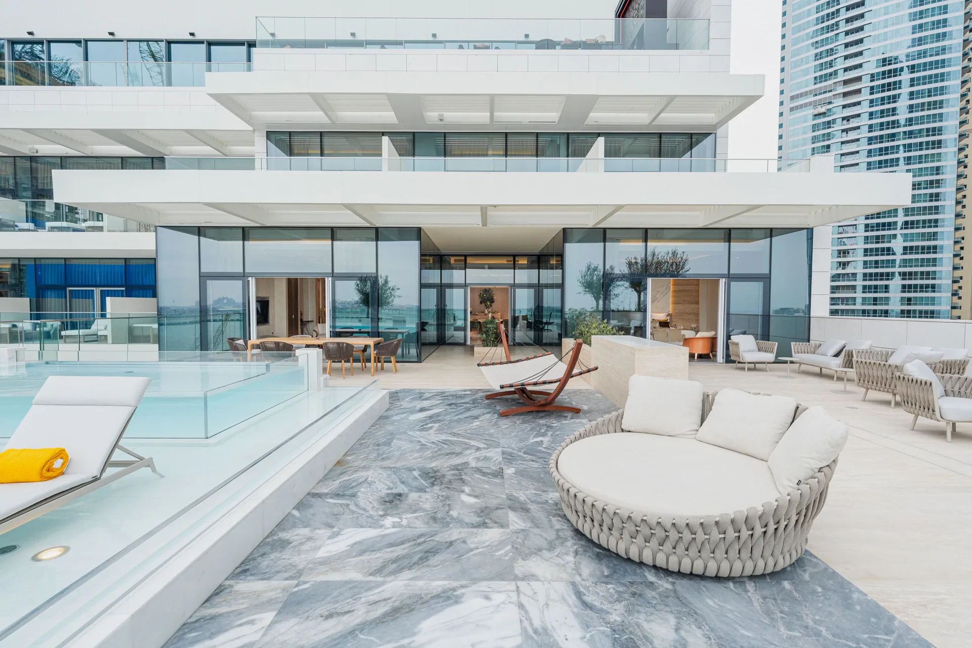 FIVE LUXE — exterior