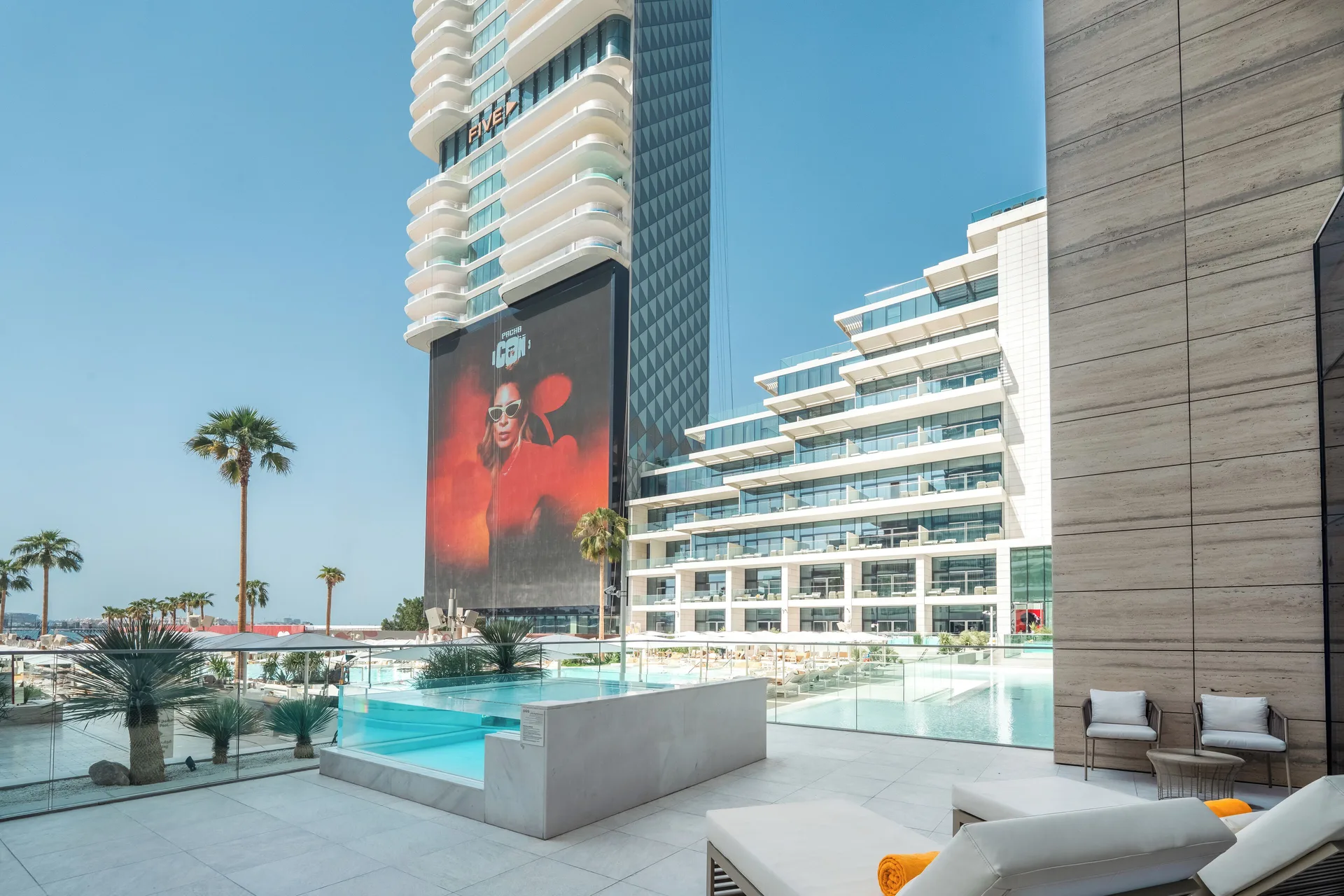 FIVE LUXE — pool