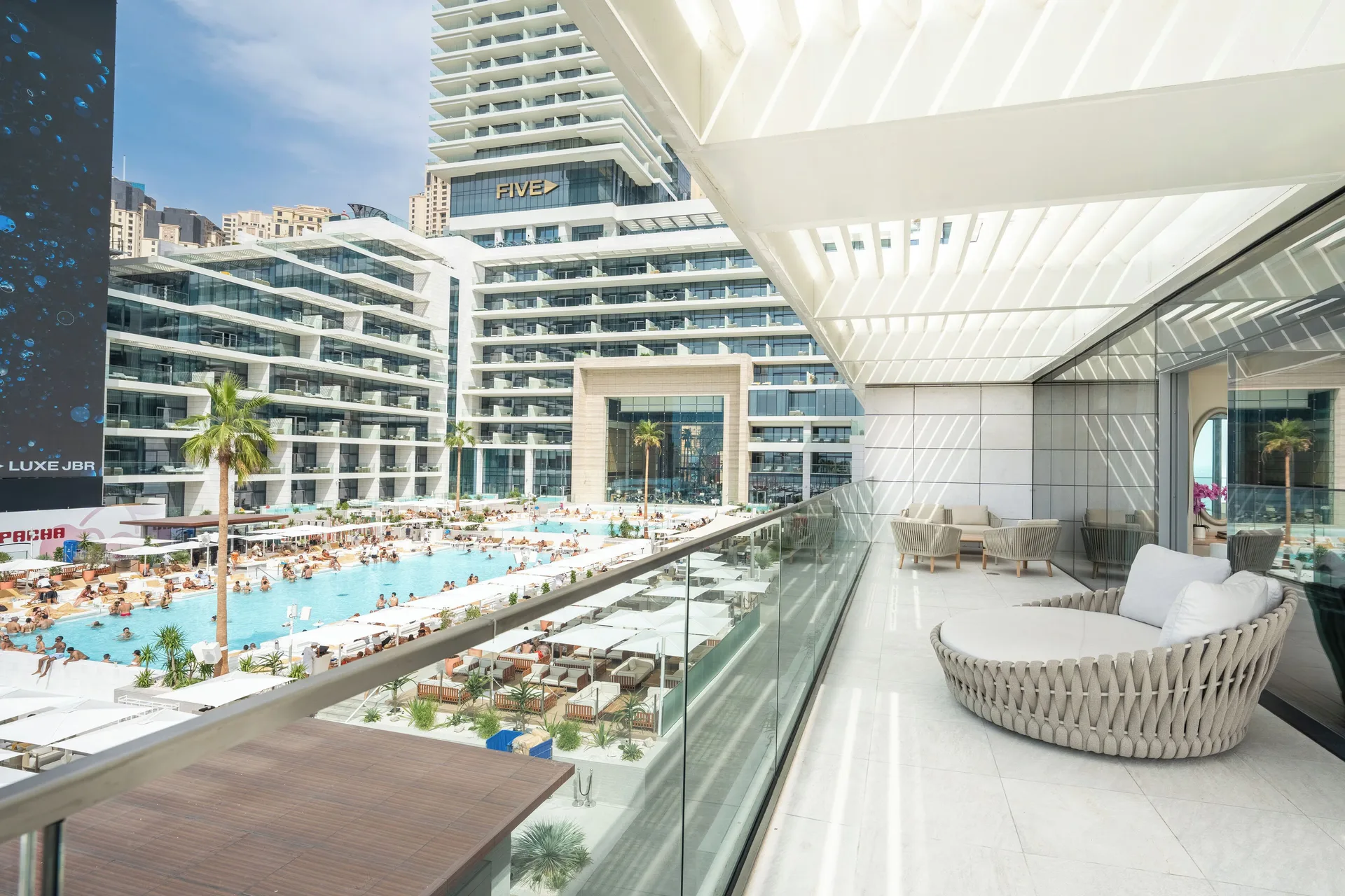 FIVE LUXE — pool