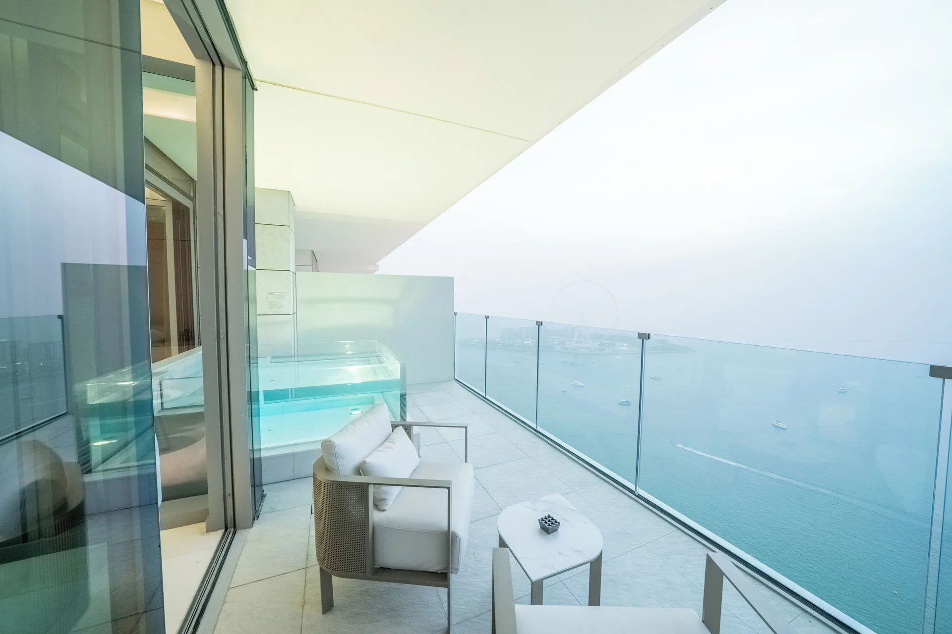 FIVE LUXE — room