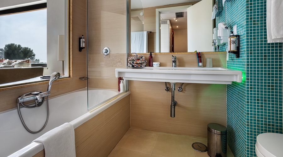 Pestana Dom Joao II Beach & Golf Resort — bathroom