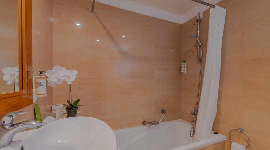 Pestana Alvor Park — bathroom