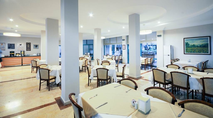Tropical Beach Hotel — restaurant