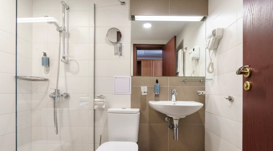 AluaSun Helios Beach — bathroom