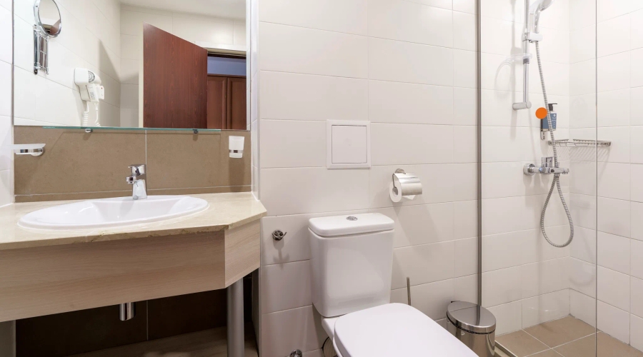 AluaSun Helios Beach — bathroom