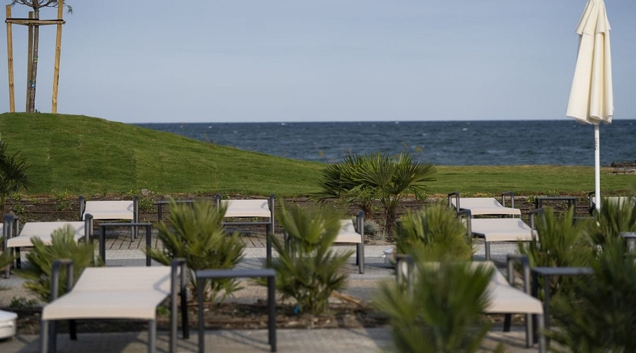 Wave Resort — seatingOutdoor