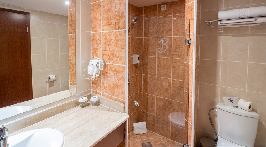 Iberostar Waves Bellevue — bathroom