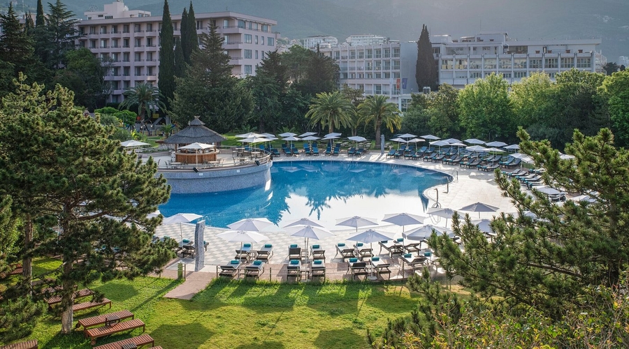 Iberostar Waves Bellevue — pool