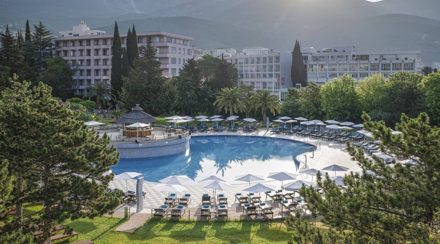Iberostar Waves Bellevue — pool