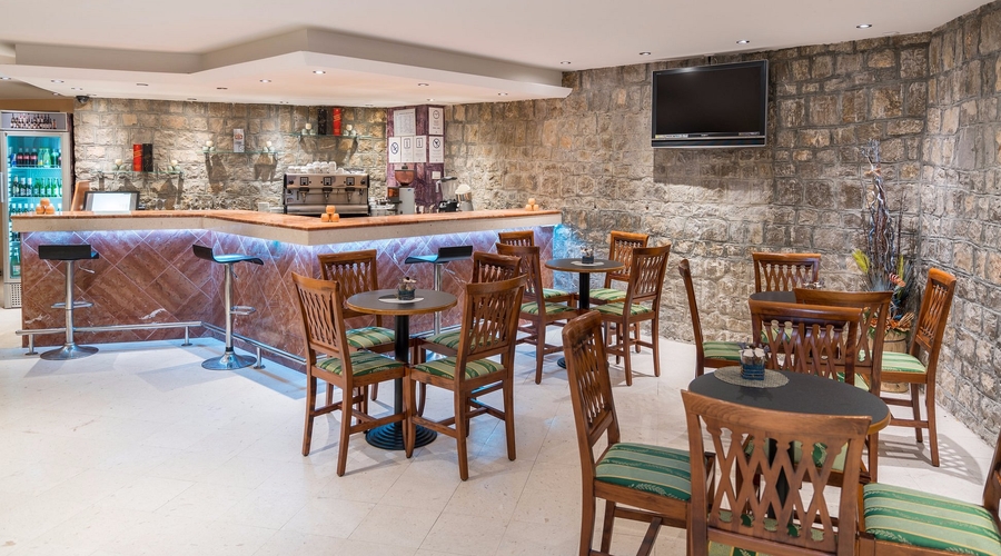 Iberostar Waves Bellevue — bar