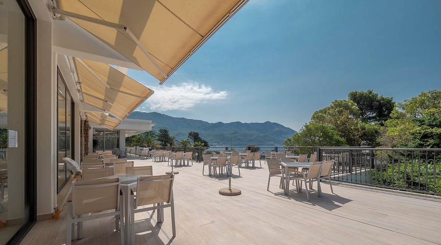 Hotel Montenegro Beach Resort — seatingOutdoor