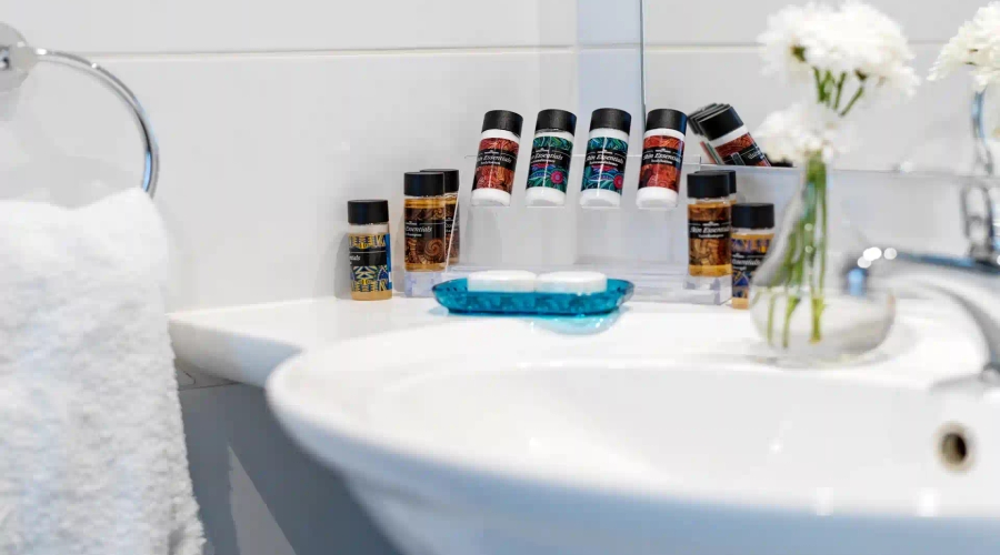 Leonardo Cypria Bay Hotel — bathroom