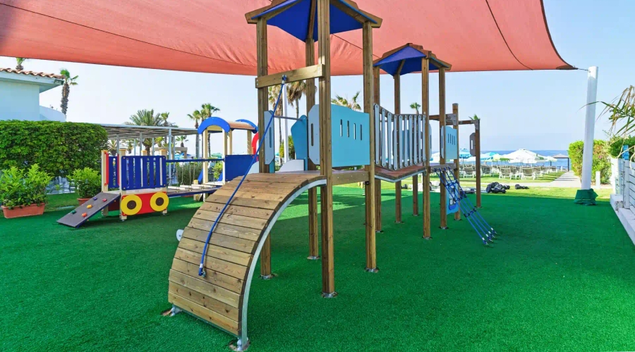 Leonardo Cypria Bay Hotel — playarea