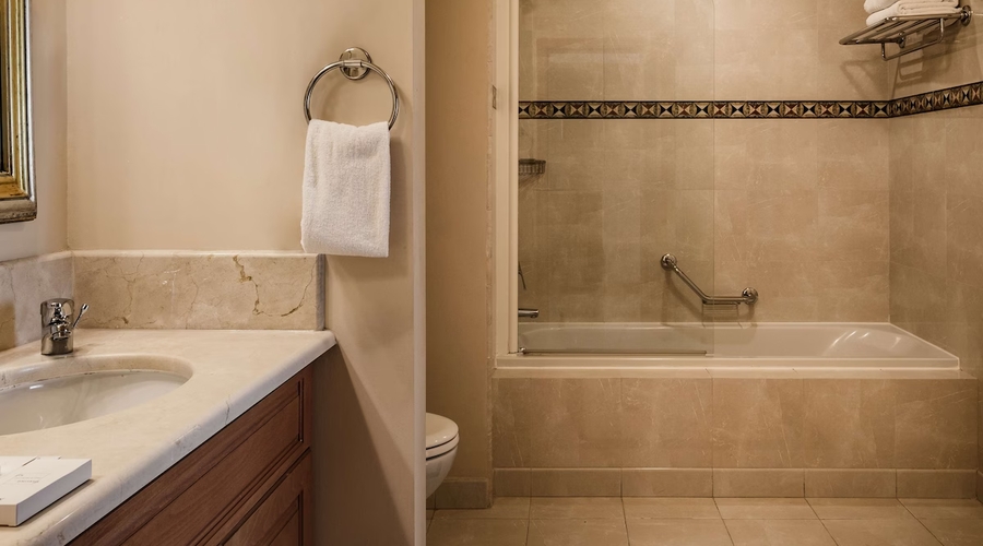 Radisson Blu Resort & Spa, Malta Golden Sands — bathroom