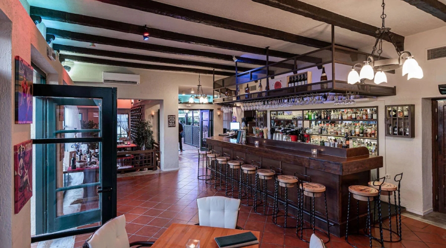Anissa Beach & Village Hotel — bar