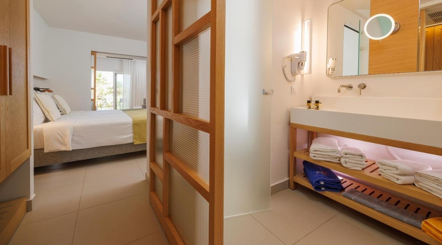 Anissa Beach & Village Hotel — bathroom