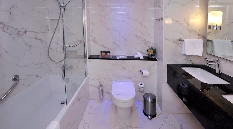Olympic Lagoon Resorts, Paphos — bathroom