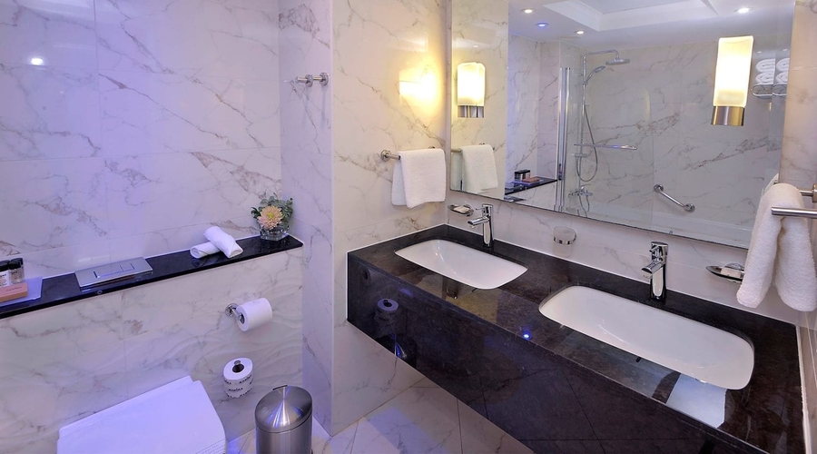 Olympic Lagoon Resorts, Paphos — bathroom