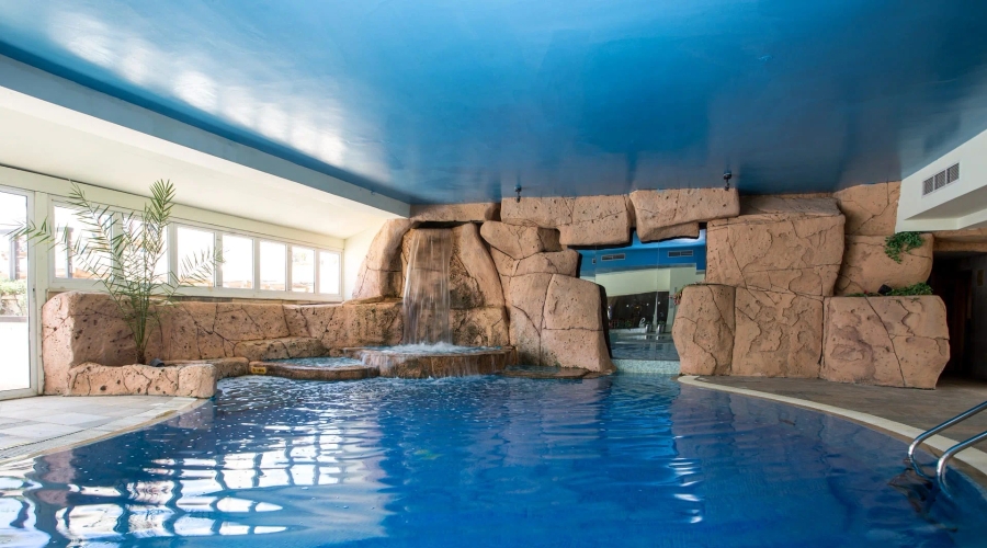 The Golden Coast Beach Hotel — poolIndoor