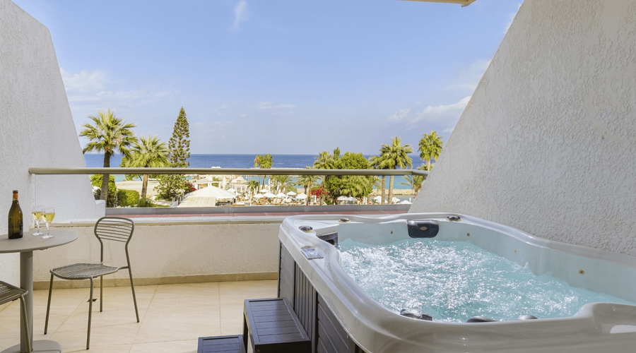The Golden Coast Beach Hotel — balcony