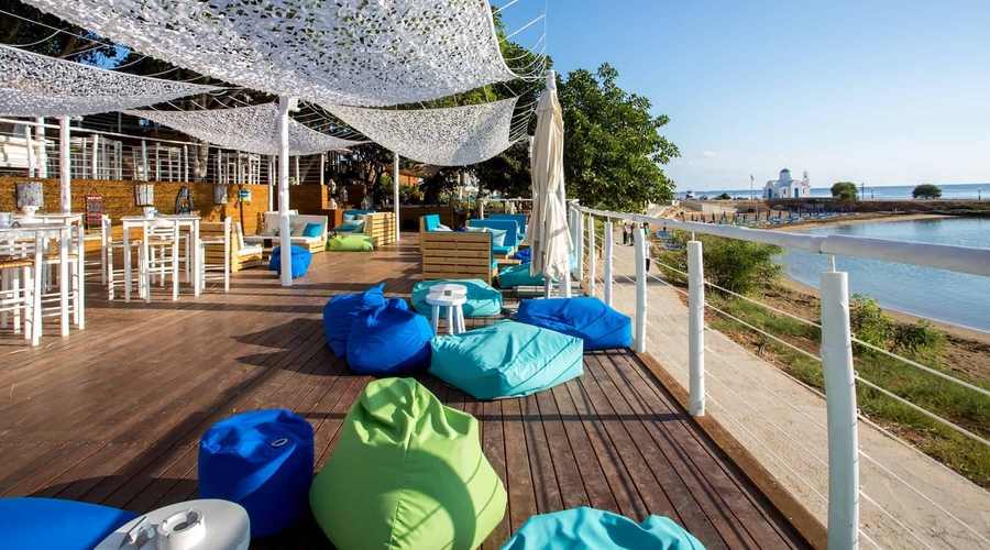 The Golden Coast Beach Hotel — bar