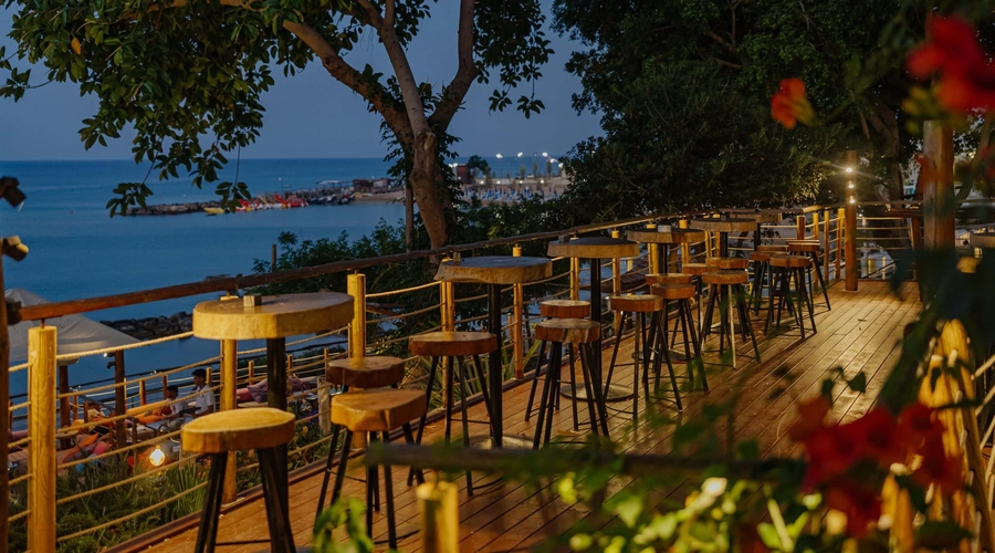 The Golden Coast Beach Hotel — bar