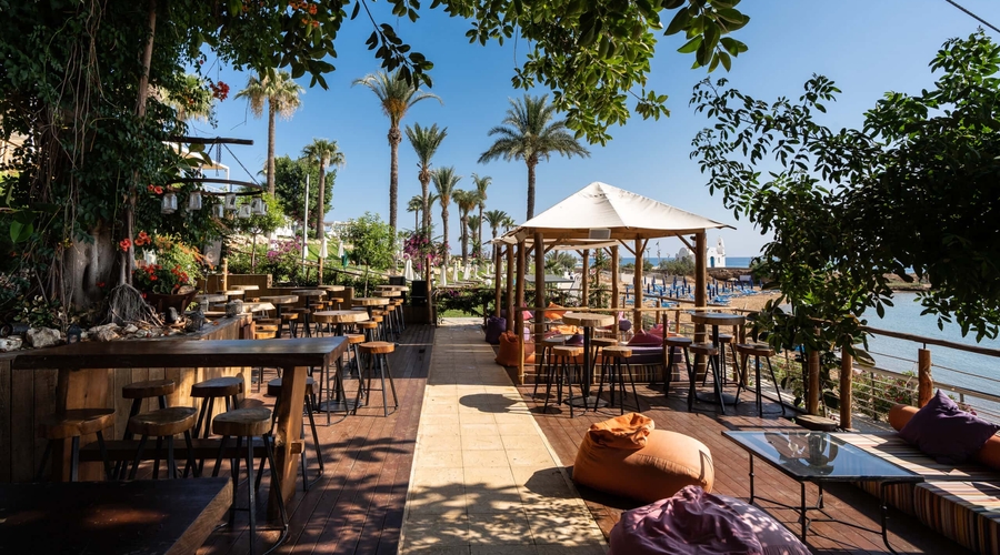 The Golden Coast Beach Hotel — bar