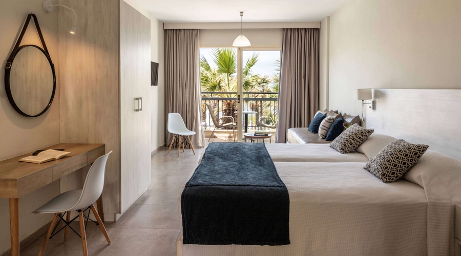 Louis Paphos Breeze — room