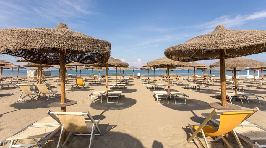 TH Tirrenia Green Park Resort — beach