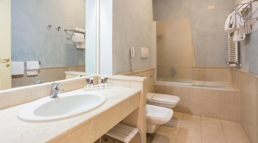 TH Tirrenia Green Park Resort — bathroom