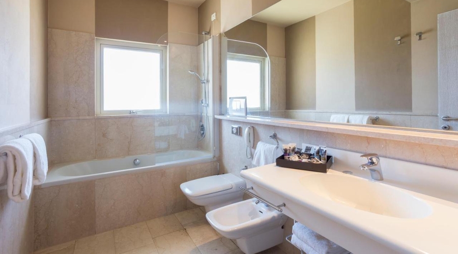TH Tirrenia Green Park Resort — bathroom