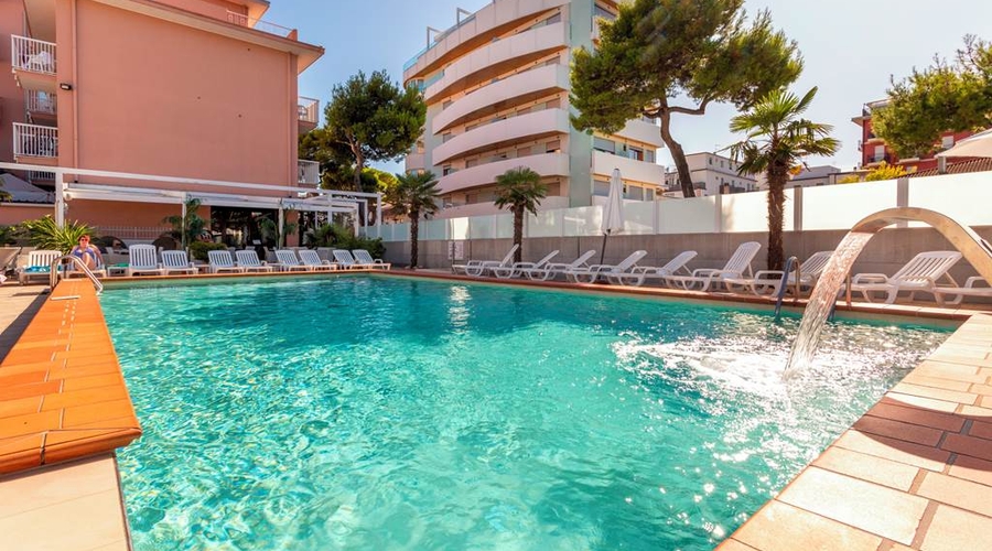 Hotel D'Annunzio — pool