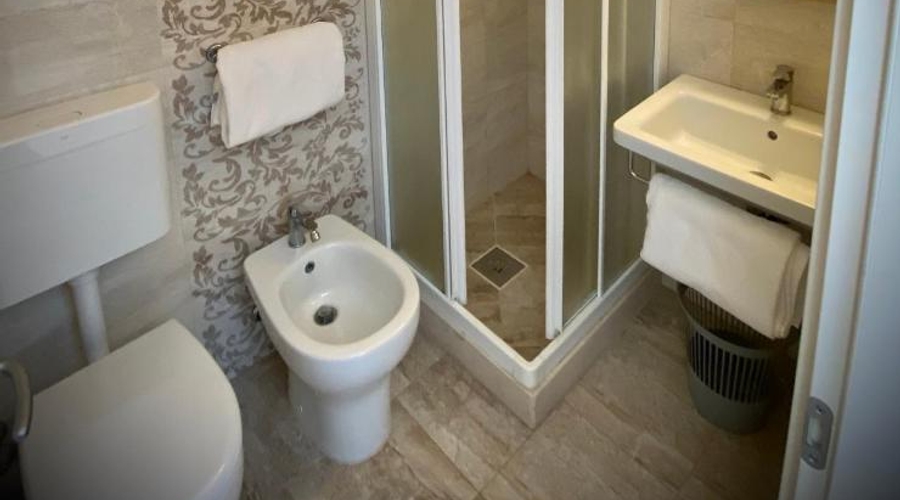 Hotel D'Annunzio — bathroom