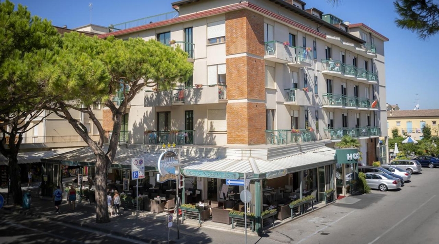 Hotel Harry's — frontage