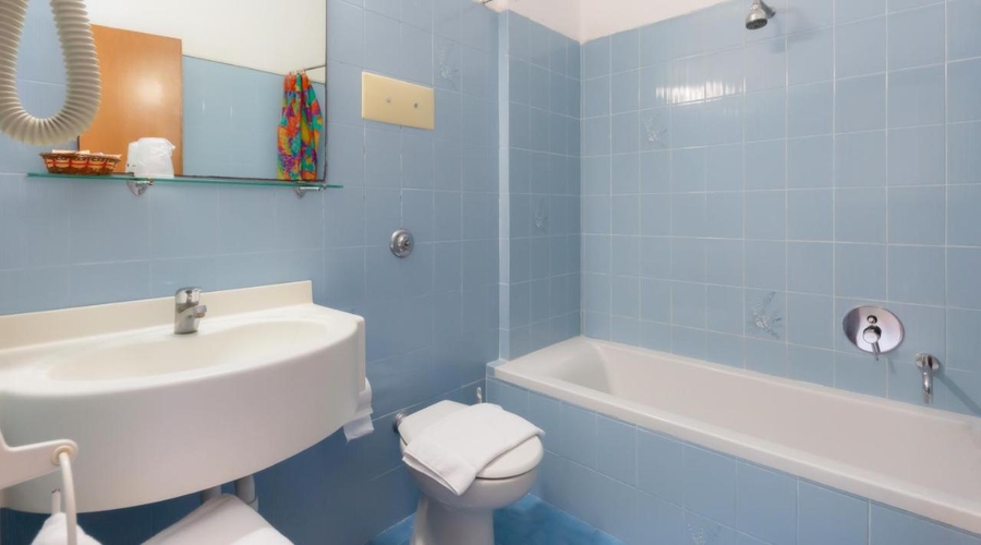 Hotel Harry's — bathroom
