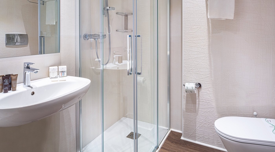 Grand Hotel Continental — bathroom